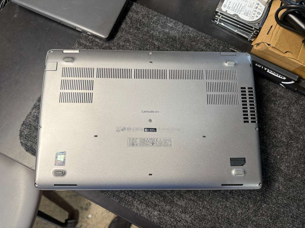 15.6" Dell Latitude 5511 i5 10th Gen / 16 gb DDR4 / 256 gb ssd / c type charger